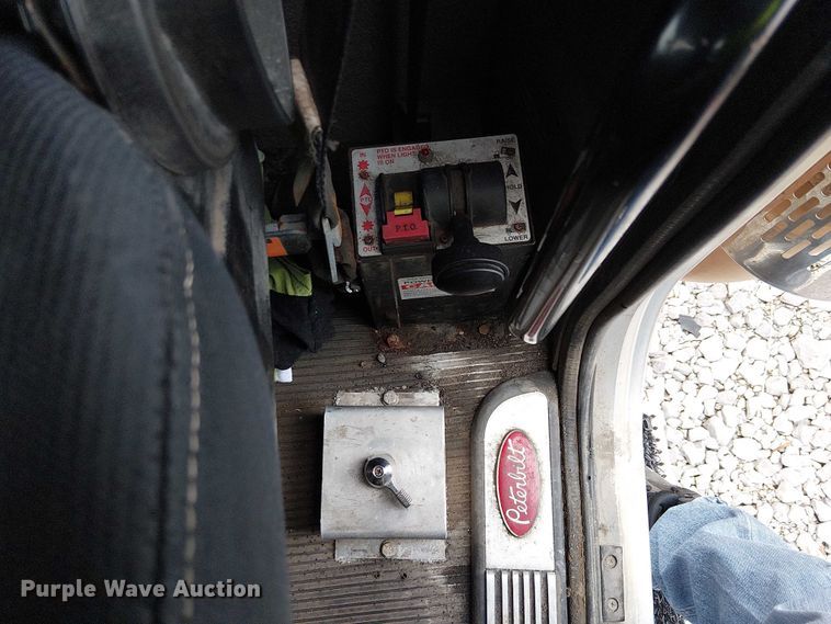 image for item YA2144 2018 Peterbilt 389 semi truck