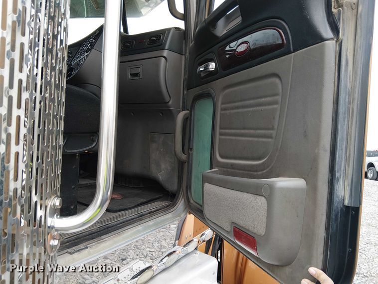 image for item YA2144 2018 Peterbilt 389 semi truck