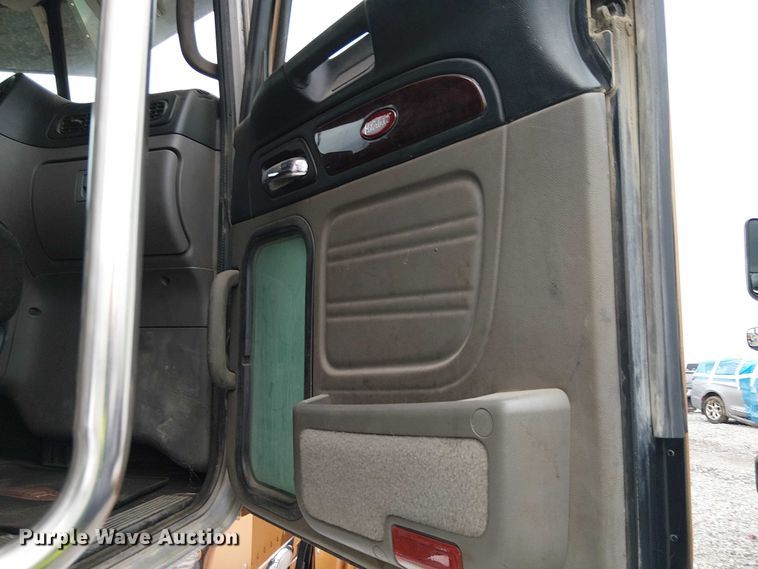 image for item YA2144 2018 Peterbilt 389 semi truck