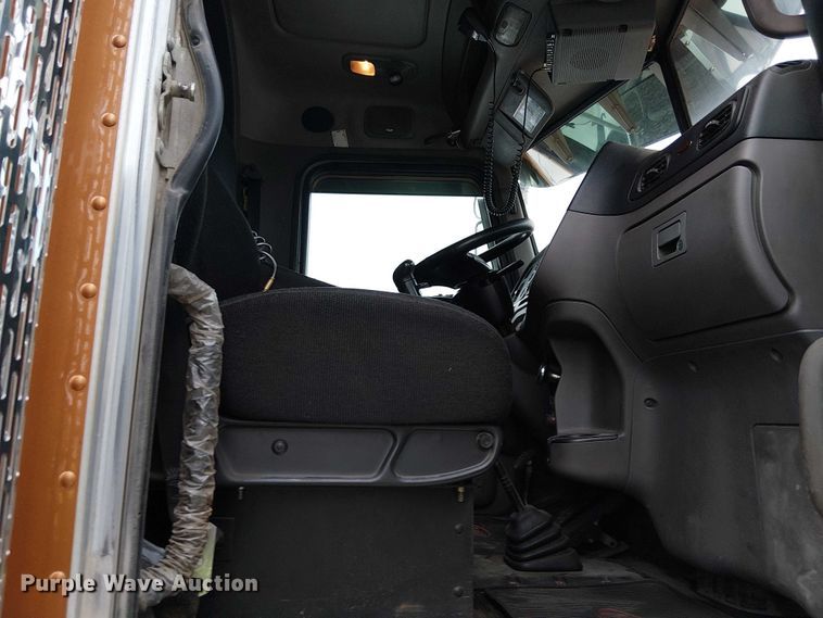 image for item YA2144 2018 Peterbilt 389 semi truck