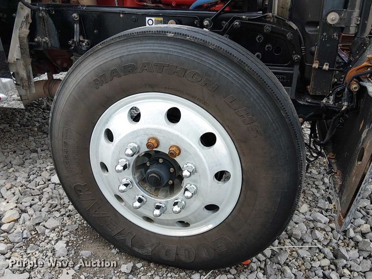 image for item YA2144 2018 Peterbilt 389 semi truck