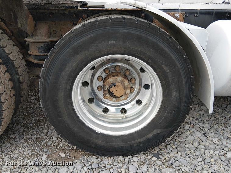 image for item YA2144 2018 Peterbilt 389 semi truck