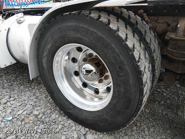 image for item YA2144 2018 Peterbilt 389 semi truck