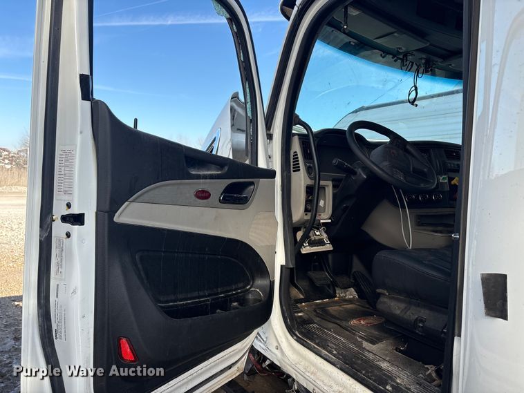 image for item YA2151 2025 Peterbilt 567 semi truck