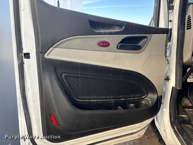 image for item YA2151 2025 Peterbilt 567 semi truck