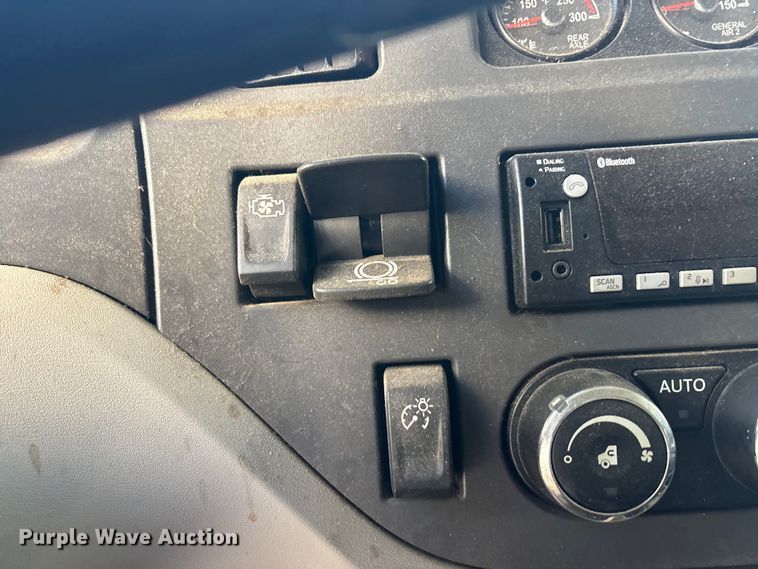 image for item YA2151 2025 Peterbilt 567 semi truck