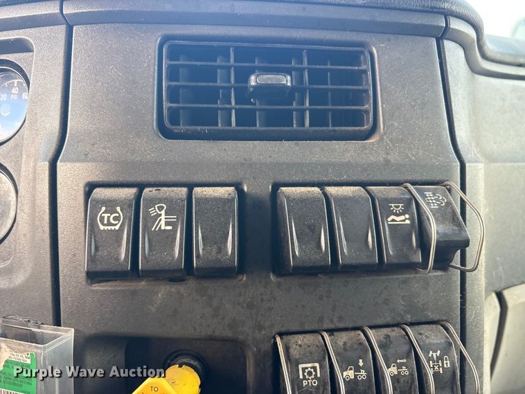 image for item YA2151 2025 Peterbilt 567 semi truck