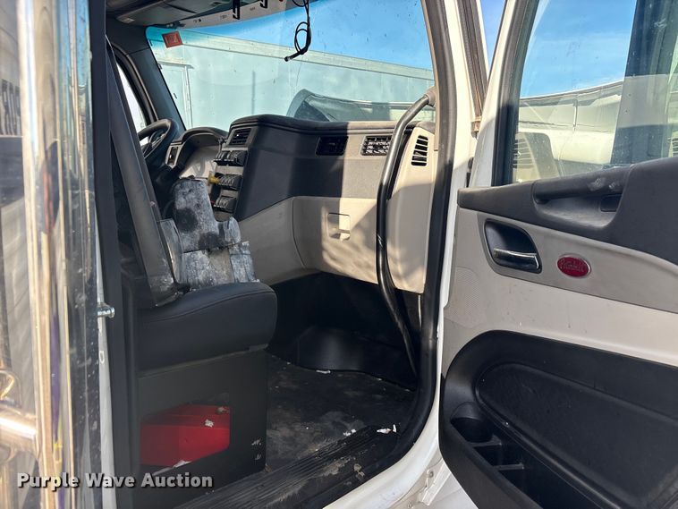 image for item YA2151 2025 Peterbilt 567 semi truck