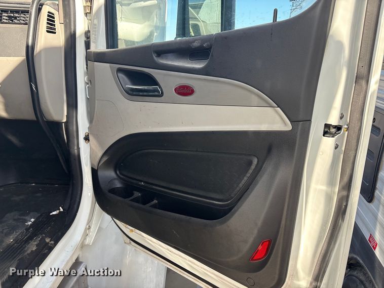 image for item YA2151 2025 Peterbilt 567 semi truck