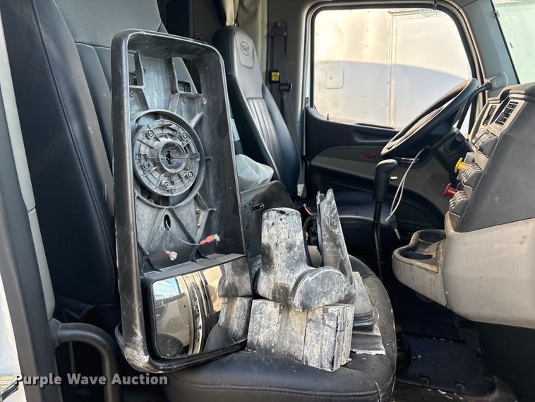 image for item YA2151 2025 Peterbilt 567 semi truck