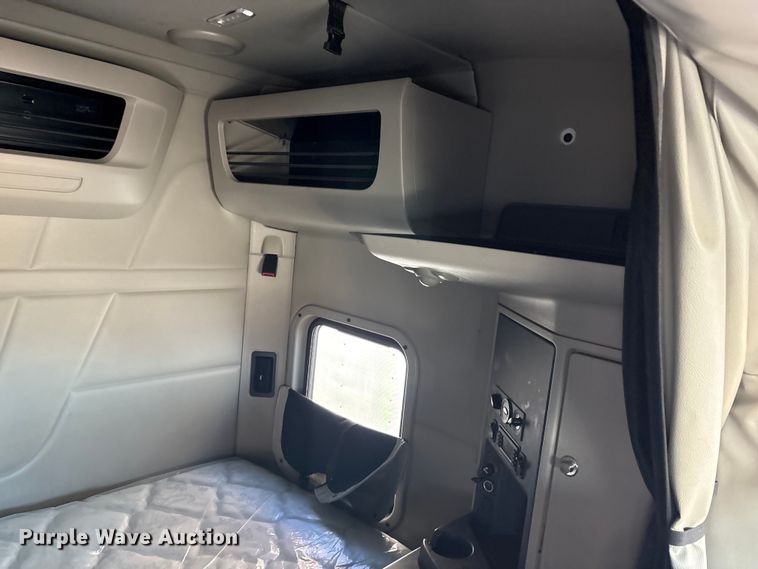 image for item YA2151 2025 Peterbilt 567 semi truck