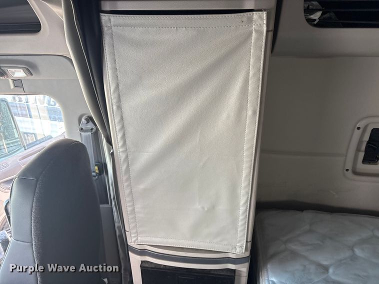 image for item YA2151 2025 Peterbilt 567 semi truck