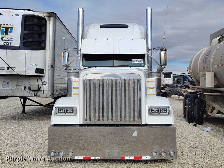 image for item YA2158 2005 Freightliner FLD semi truck
