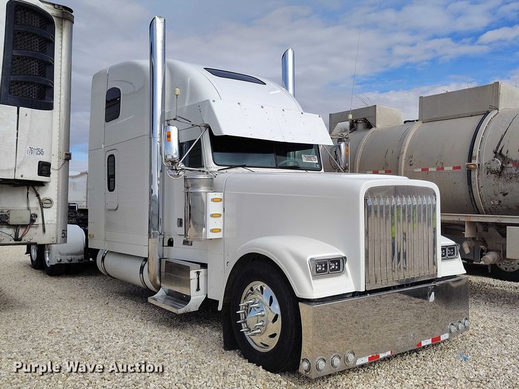 image for item YA2158 2005 Freightliner FLD semi truck