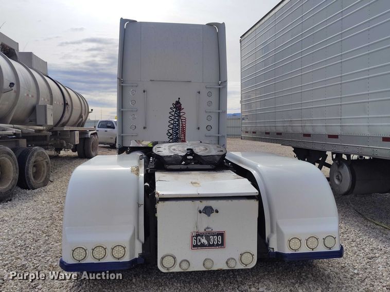 image for item YA2158 2005 Freightliner FLD semi truck