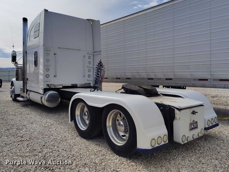 image for item YA2158 2005 Freightliner FLD semi truck