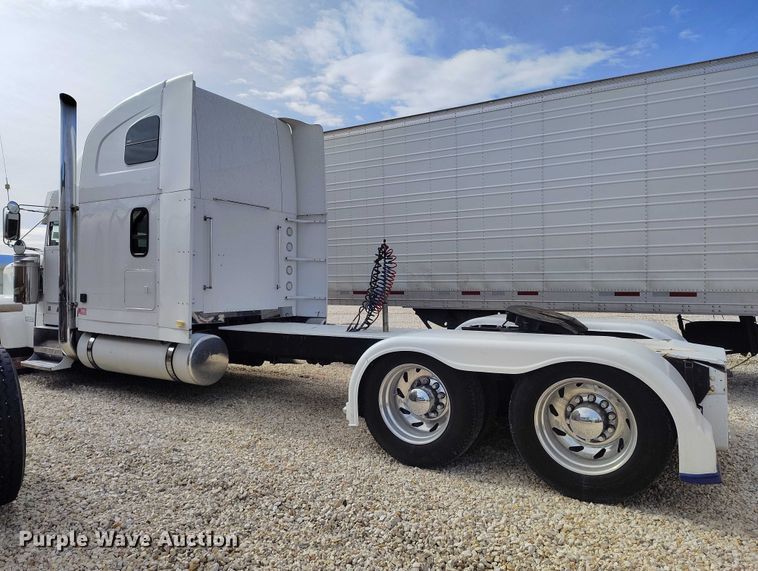 image for item YA2158 2005 Freightliner FLD semi truck