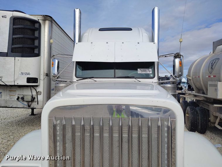 image for item YA2158 2005 Freightliner FLD semi truck