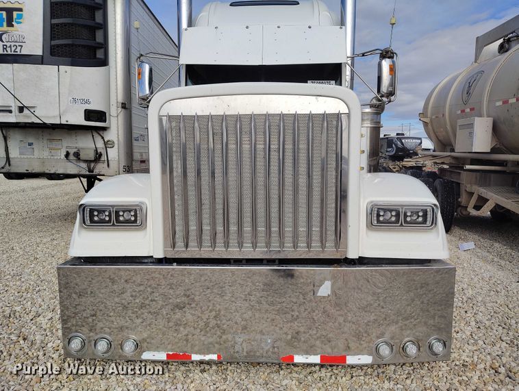 image for item YA2158 2005 Freightliner FLD semi truck
