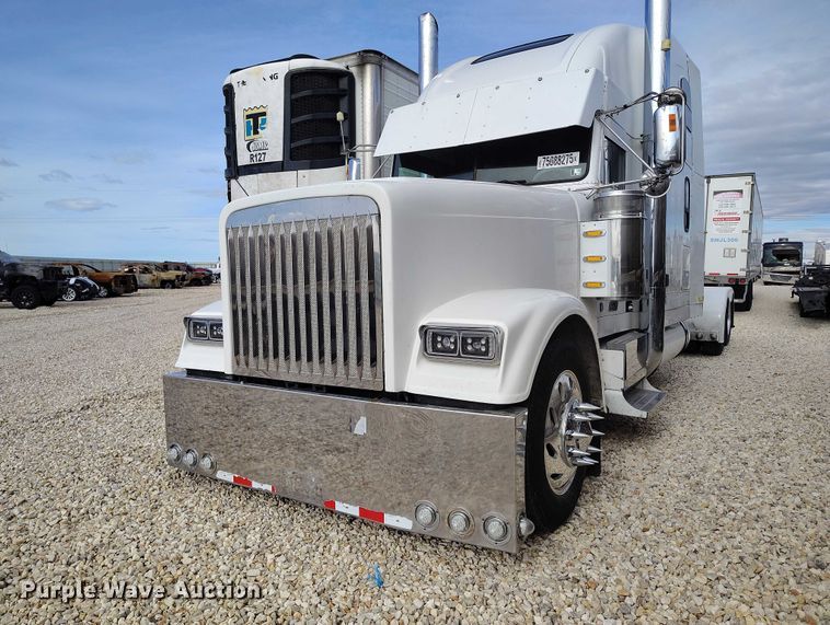 image for item YA2158 2005 Freightliner FLD semi truck