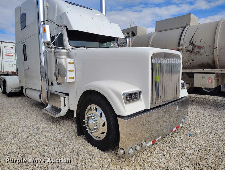 image for item YA2158 2005 Freightliner FLD semi truck