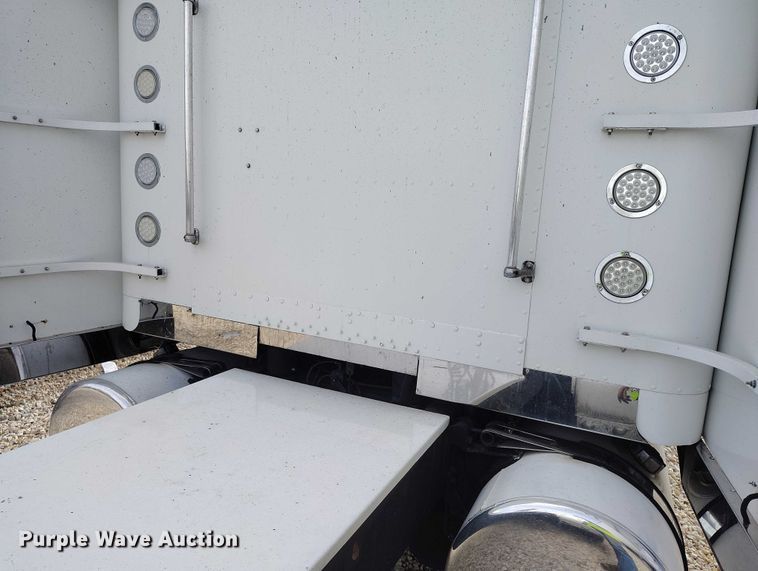 image for item YA2158 2005 Freightliner FLD semi truck