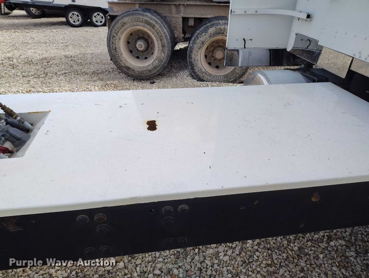 image for item YA2158 2005 Freightliner FLD semi truck