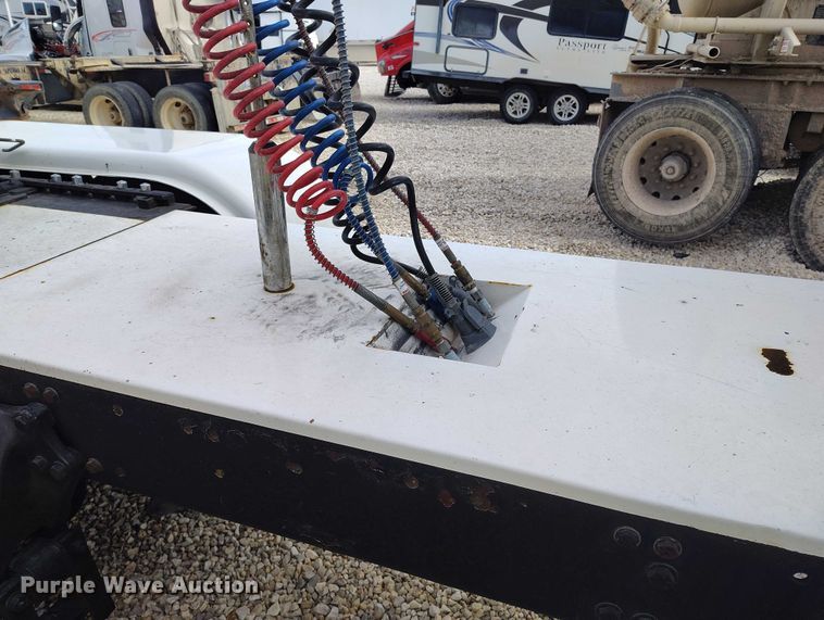 image for item YA2158 2005 Freightliner FLD semi truck