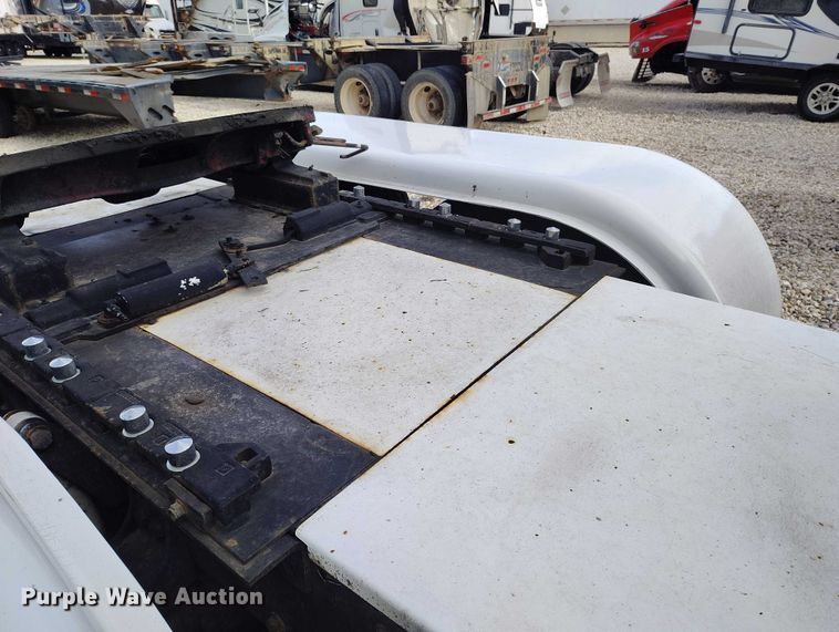 image for item YA2158 2005 Freightliner FLD semi truck