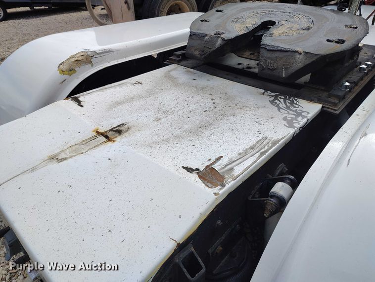 image for item YA2158 2005 Freightliner FLD semi truck