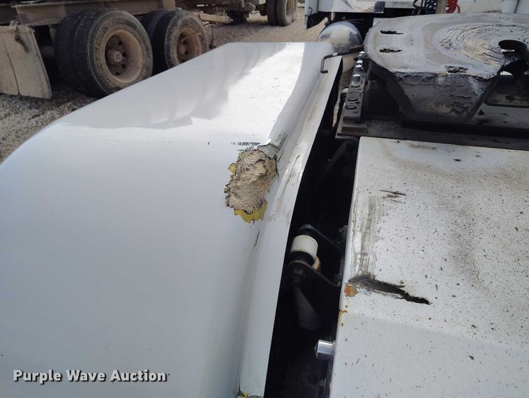 image for item YA2158 2005 Freightliner FLD semi truck