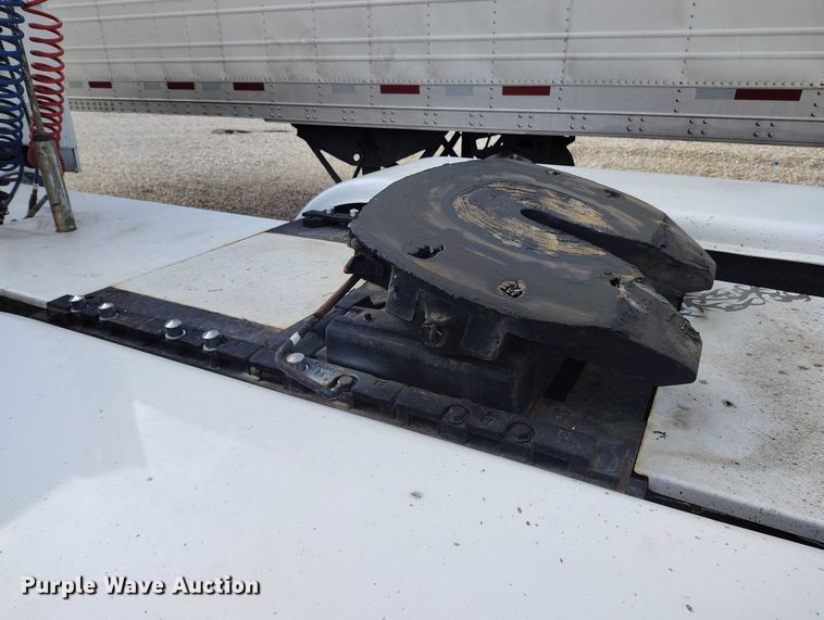 image for item YA2158 2005 Freightliner FLD semi truck