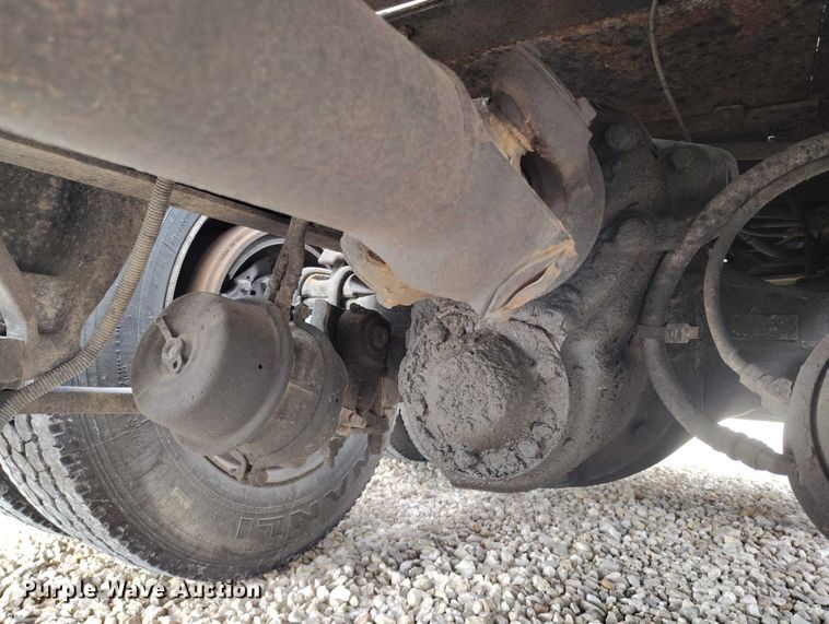 image for item YA2158 2005 Freightliner FLD semi truck