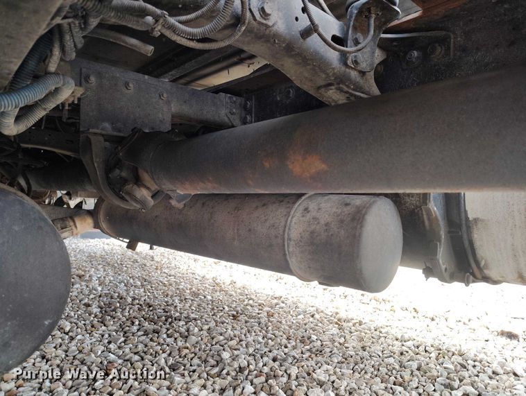 image for item YA2158 2005 Freightliner FLD semi truck