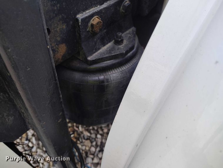 image for item YA2158 2005 Freightliner FLD semi truck