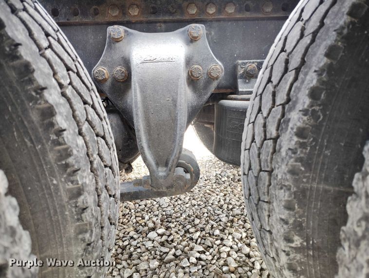 image for item YA2158 2005 Freightliner FLD semi truck