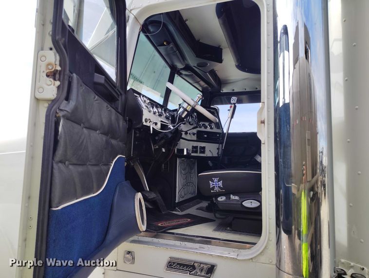 image for item YA2158 2005 Freightliner FLD semi truck