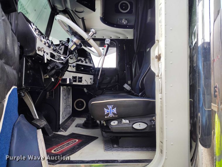 image for item YA2158 2005 Freightliner FLD semi truck