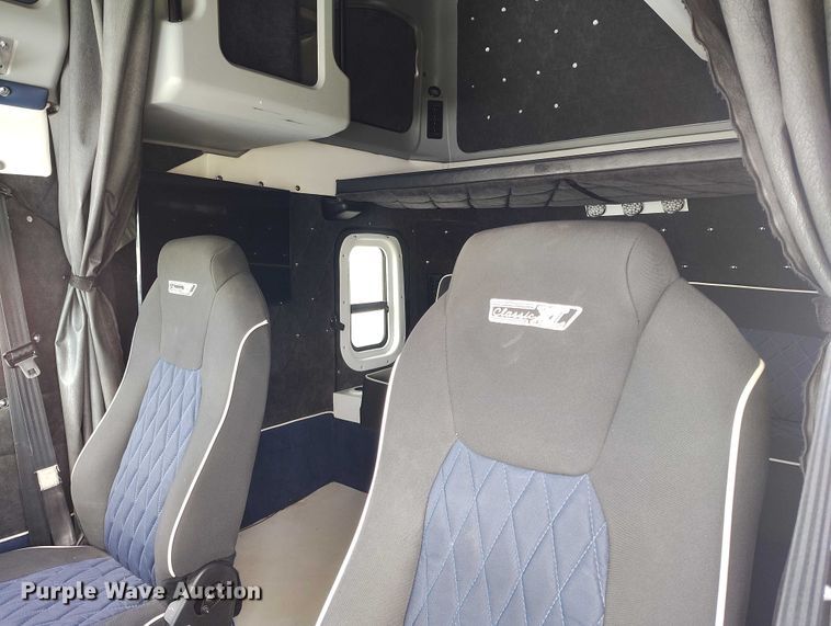 image for item YA2158 2005 Freightliner FLD semi truck