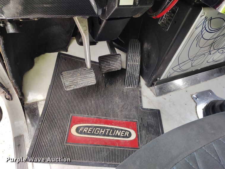 image for item YA2158 2005 Freightliner FLD semi truck