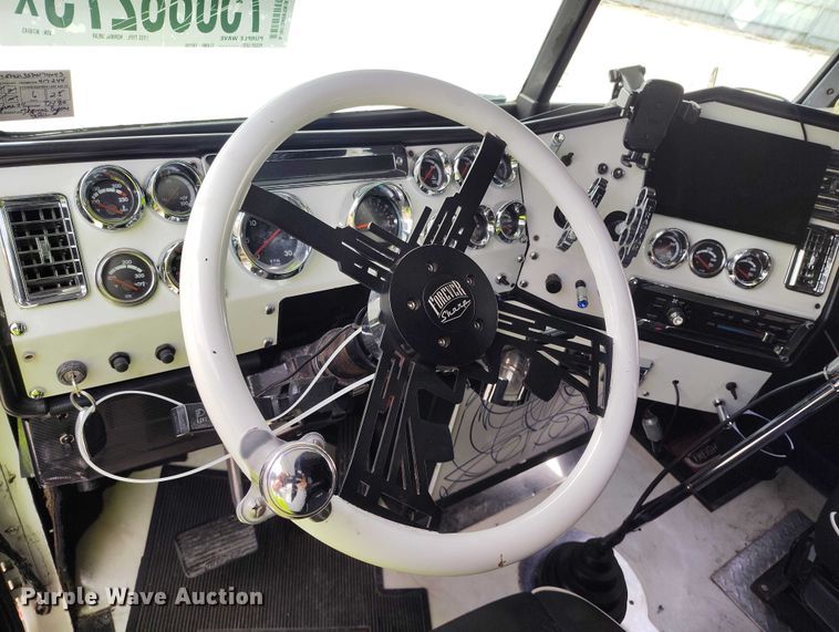 image for item YA2158 2005 Freightliner FLD semi truck