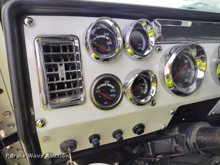 image for item YA2158 2005 Freightliner FLD semi truck