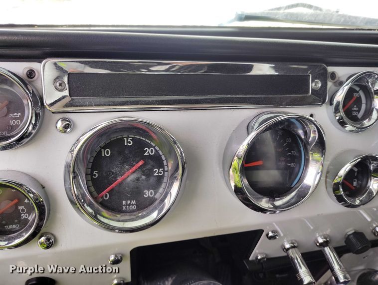 image for item YA2158 2005 Freightliner FLD semi truck