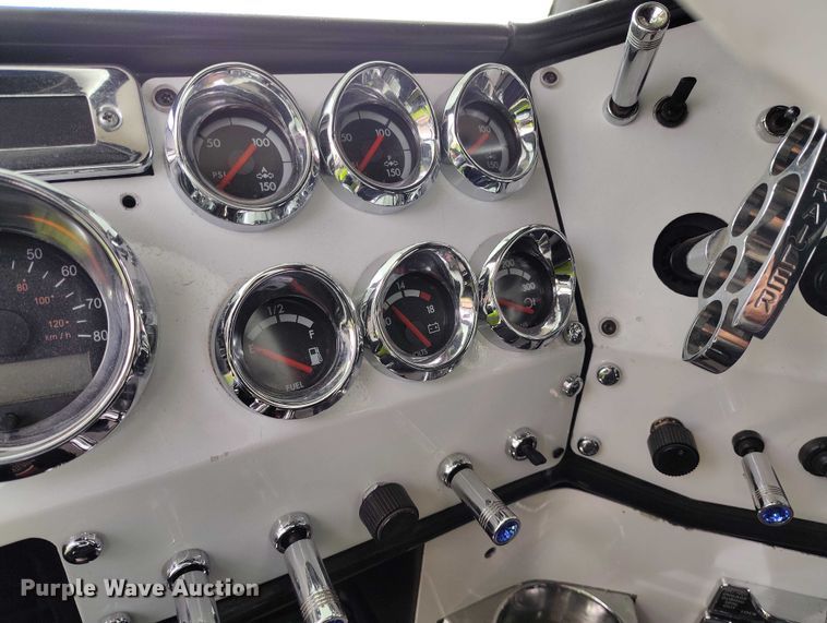 image for item YA2158 2005 Freightliner FLD semi truck