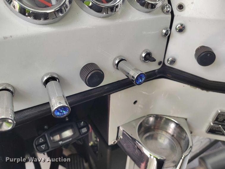 image for item YA2158 2005 Freightliner FLD semi truck