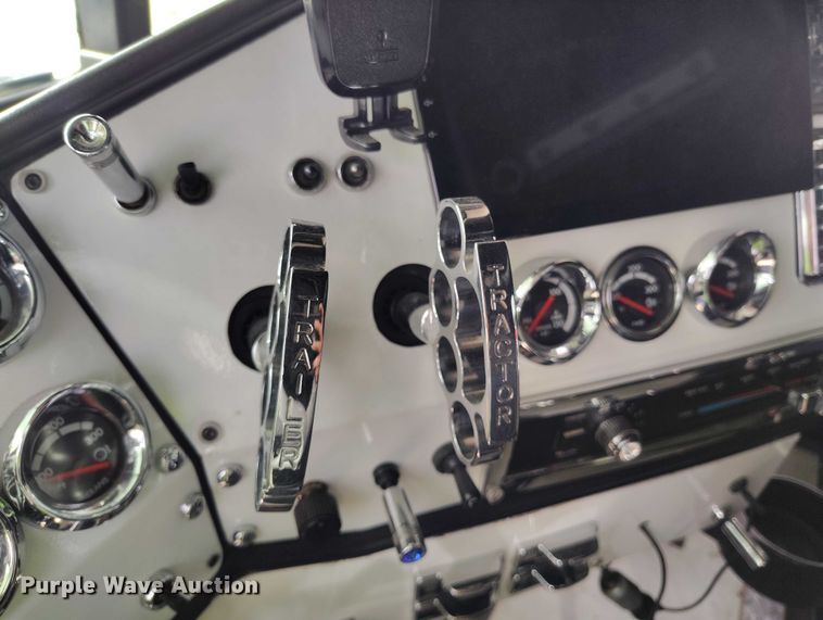 image for item YA2158 2005 Freightliner FLD semi truck