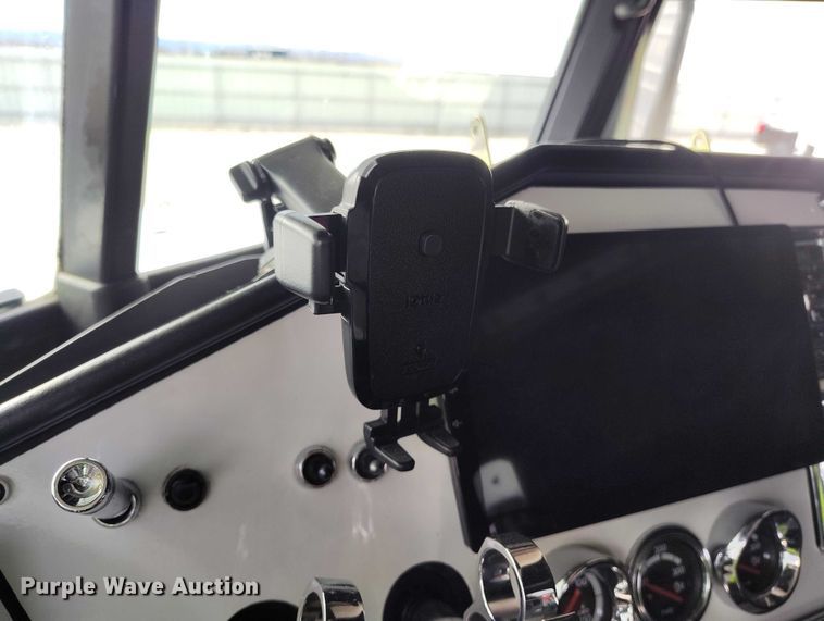 image for item YA2158 2005 Freightliner FLD semi truck