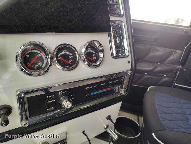 image for item YA2158 2005 Freightliner FLD semi truck