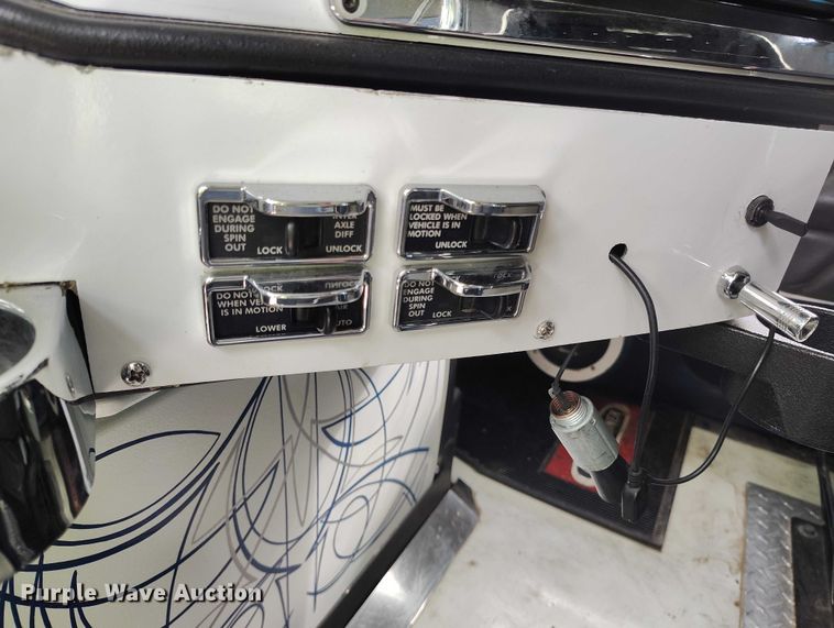 image for item YA2158 2005 Freightliner FLD semi truck