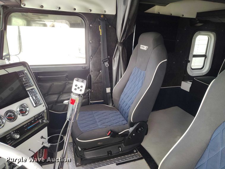 image for item YA2158 2005 Freightliner FLD semi truck